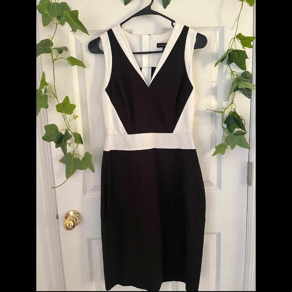 NWOT Banana Republic form-fitting gorgeous black and white dress!